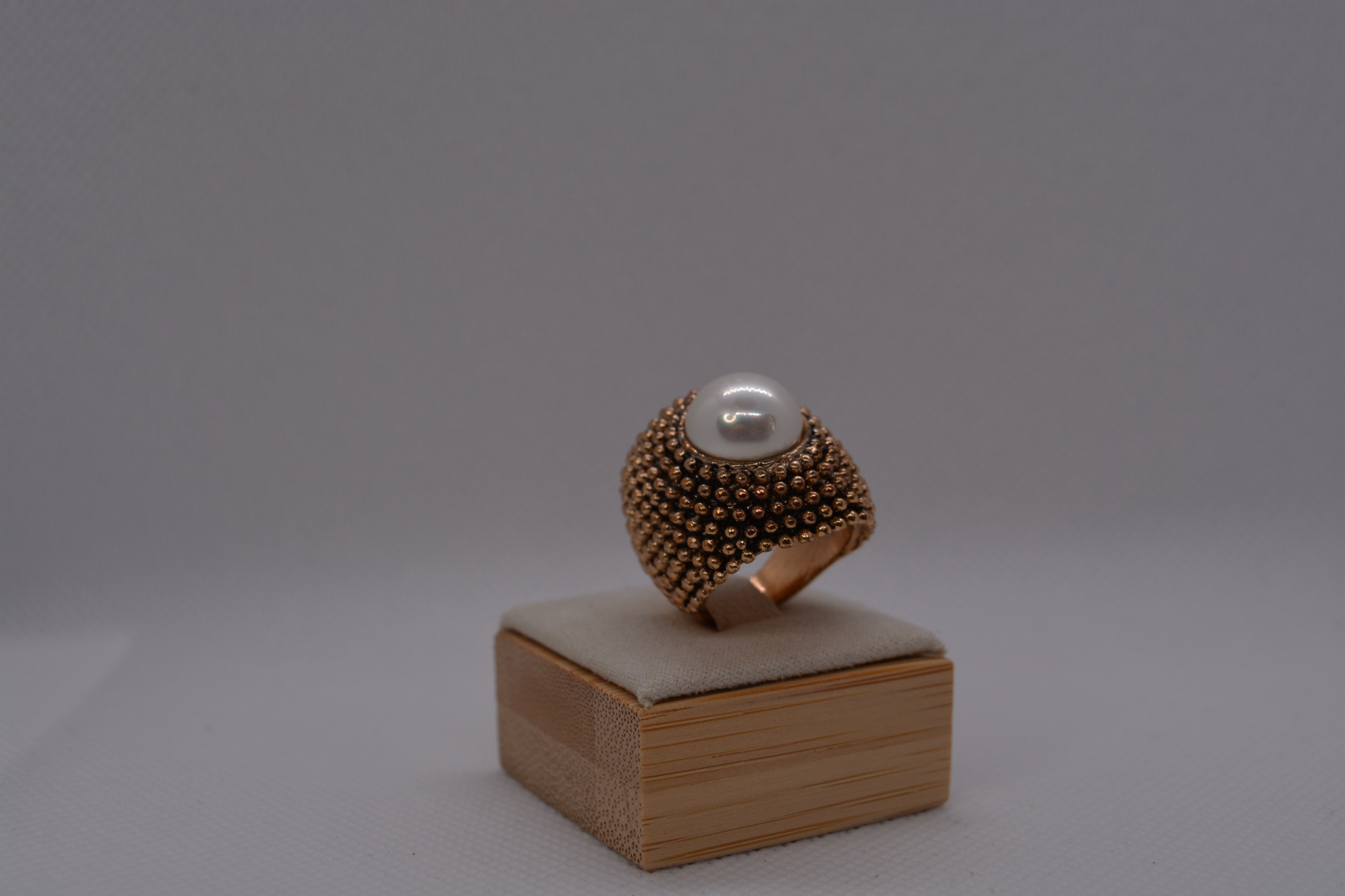Anello dorato con perla bianca